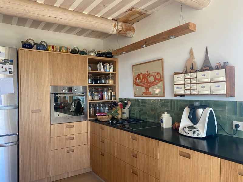 Vue de projet d'architecture d'intérieur Ilse sur la sorgues moderne avec une décoration intérieure élégante et contemporaine